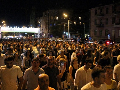 Protestors get wet in Yerevan's Baghramyan Avenue, police concentrate forces