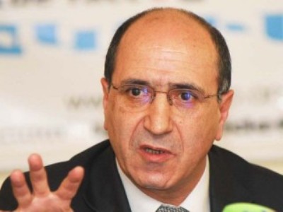Իսագուլյանը անդրադարձել է Ալեք Ենիգոմշյանի կենսագրությանը, ինչպես է նա կորցրել ձեռքն ու տեսողությունը
