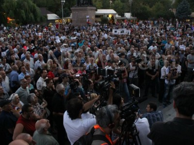 На площади Свободы в Ереване идёт митинг