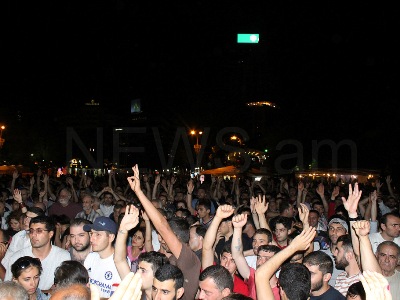 Crowd in Yerevan’s Liberty Square doesn’t want to disperse, spontaneous march kicks off