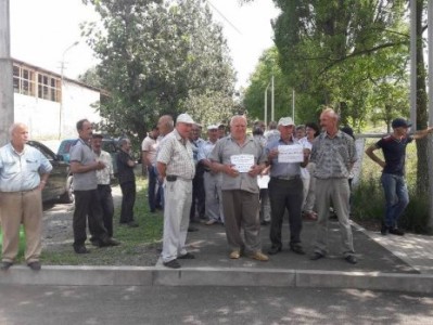 Վանաձորում Հովիկ Աբրահամյանին դիմավորել են ցուցապաստառներով (Ֆոտո)