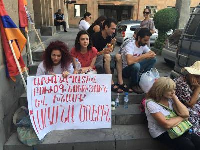 «Սասնա ծռեր» խմբի աջակիցների բողոքի ակցիան «Դատապարտյալների հիվանդանոցի» մոտ ավարտվեց (ֆոտո)