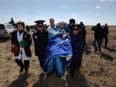 Astronauts land in Kazakhstan