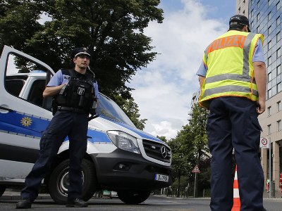 Refugee threatened to commit suicide in center of Berlin
