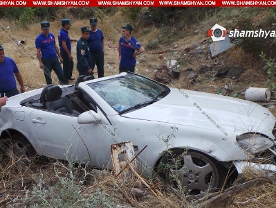 В Ереване полицейский спас женщину из-под колес автомобиля