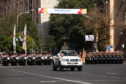 Major General Andranik Makaryan commands military parade in Yerevan (PHOTOS)