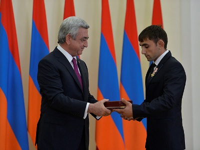 Հրամանատարը ցույց տվեց հակառակորդի տանկը, խոցեցինք. 20-ամյա Ռաֆիկը պարգեւատրվեց «Մարտական խաչ» 2-րդ աստիճանի շքանշանով
