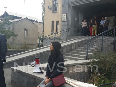 «Սասնա ծռերից» Արայիկ Խանդոյանին բերեցին դատարան. նրան դիմավորեցին վանկարկումներով (Ֆոտո)
