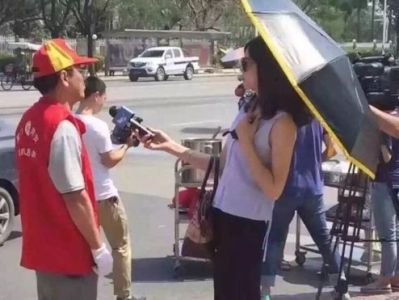 Չինացի լրագրողուհուն աշխատանքից հեռացրել են արեւի ակնոցի եւ հովանոցի պատճառով
