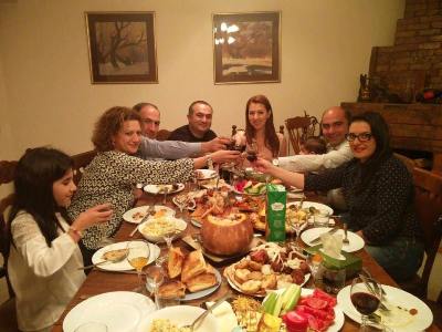 Փաշինյանն ու Մարուքյանը իրենց ընտանիքներով՝ Թեւան Պողոսյանի տանը. Հաճելի ընթրիք, ոչ մի քաղաքականություն (ֆոտո)