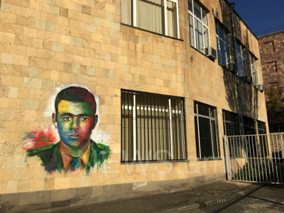Street Art նկարների շարքի երկրորդ հերոսի՝ Արմենակ Ուրֆանյանի նկարը՝ ԵՊՀ շենքի պատին (Ֆոտո)