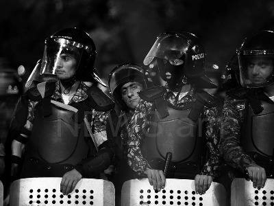 Швырявшийся в полицейских камнями гражданин останется под арестом