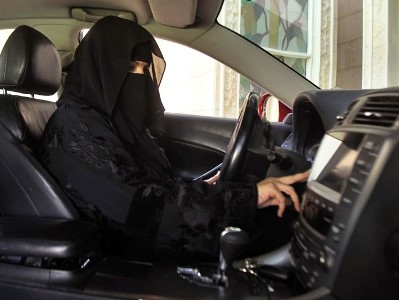 Saudi prince urges to allow women to drive car