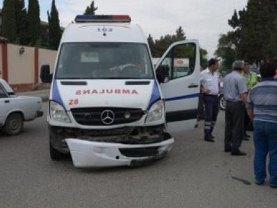 В Баку в аварии с участием машины Скорой помощи погиб пациент