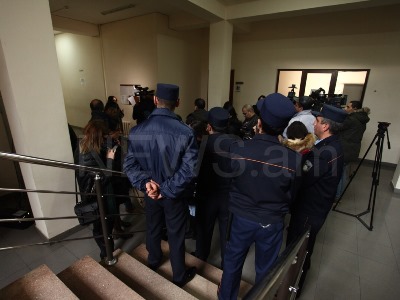 Լրագրողներին մեկ ժամ անց թույլ տվեցին մտնել «Զինված խմբի» գործով դատական նիստին