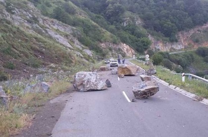 Գորիս - Կապան ճանապարհը մաքրվել է քարաբեկորներից. ողջ գիշեր աշխատել են