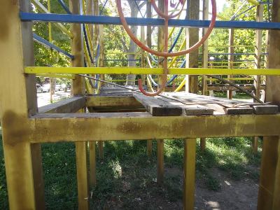 Մտահոգ քաղաքացու ուշադրությունն օգնել է վերականգնել եւս մի վտանգավոր խաղահրապարակ. Բախշյան (ֆոտո)