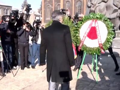 Armenia PM visits Gyumri, lays wreath at 1988 quake memorial (PHOTOS)