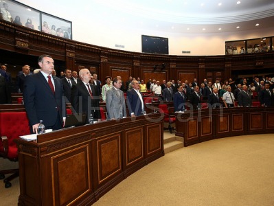 Armenia Parliament observes minute of silence in memory of 1988 quake victims