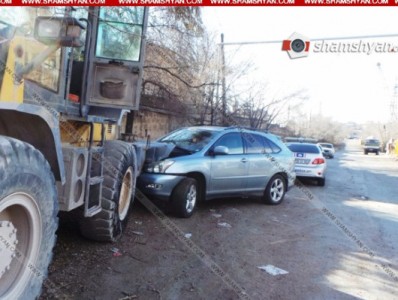 Երեւանում տրակտորն ընկել է քարշակի վրայից եւ հարվածել Lexus-ին (ֆոտո)