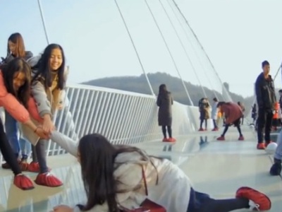 China tourists freeze in action on world’s highest glass-bottomed bridge