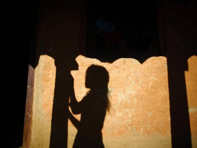 В Непале 15-летняя девочка умерла после изгнания из дома в связи с началом менструации