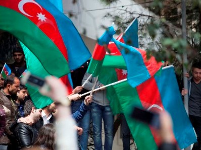 Constructors stage protest on roof of multi-storey building in Baku