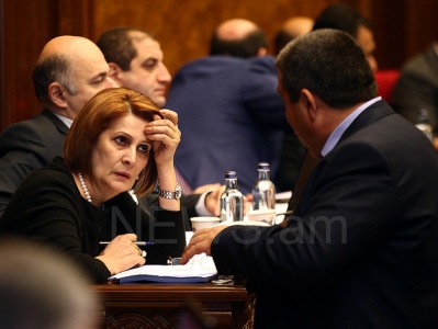 Մի տեսակ քաղցրը շատ էր. ԱԺ նիստերի դահլիճում ցուրտ է, կին պատգամավորներին թեյ հյուրասիրեցին