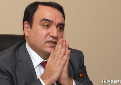«Իրատես». Գյումրիում «Հայկական վերածնունդը» ցուցակագրում է մարդկանց. նրանք էլ ճարահատյալ կուլ են տալիս «քաղցր հաբերը»