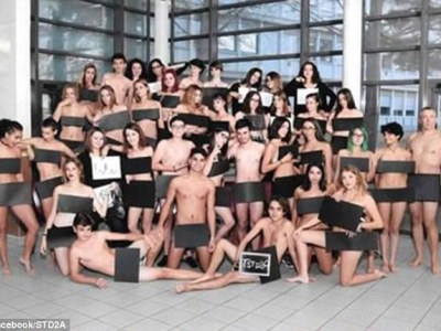 Ученики французского лицея обнажились  для ежегодной фотографии