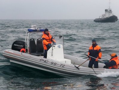 Водолазы нашли часть второго двигателя и хвостовое оперение самолёта Ту-154