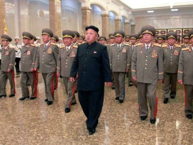 Ким Чен Ын почтил память деда и отца в Кымсусанском дворце