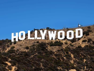 В Лос-Анджелесе неизвестные превратили знаменитую надпись Hollywood в Hollyweed