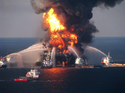 В Мексиканском заливе горит нефтяная платформа