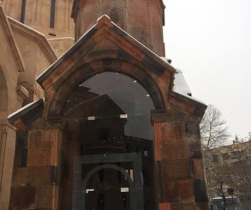«Առավոտ». Աբովյան փողոցի Սուրբ Կաթողիկե եկեղեցու ապակե դուռը ժամանակավոր լուծում է