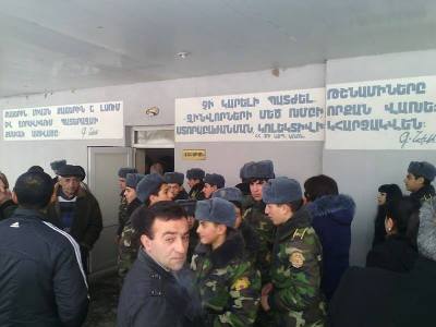 Родители воспитанников лицея «Покр Мгер» ждут обещанной встречи с министром обороны