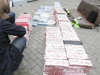 В центре Польши у 2 армян нашли 29 тыс пачек «левых» сигарет