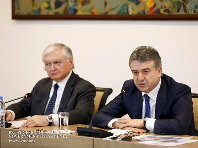 Armenia PM meets with diplomatic corps representatives