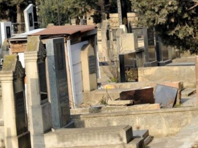 В Азербайджане похищают могильные плиты