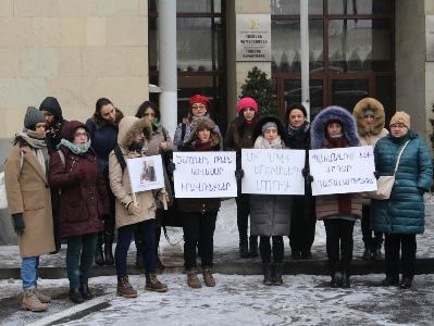 Դատավորը ապօրինի է երեխաներին վերցրել մորից. ցույց Վճռաբեկի դիմաց (Ֆոտո)