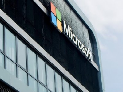 Microsoft оформила патент на гибкий экран смартфона из серии Surface