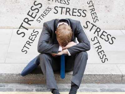 Психологи: Женщины стресс «заедают», а мужчины — «запивают»