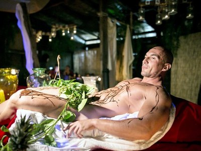 В Испании ресторан для нудистов предлагает вкушать блюда с обнаженных тел официантов