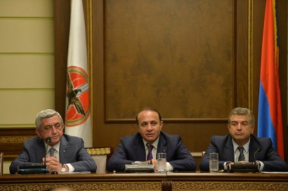«Առավոտ». Ավելի լավ է Սերժ Սարգսյանը մենակ մնա, քան շրջապատված լինի նման «պերսոնաժներով»