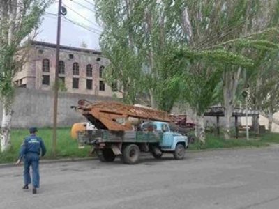Վանաձորում ուժեղ քամուց ծառը ջարդվել ու ընկել է էլեկտրական լարերի վրա (Ֆոտո)