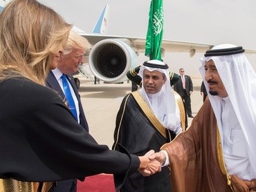 Melania Trump refuses to put on headscarf during her visit to Saudi Arabia