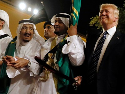 Trump, Saudi king dance traditional sword dance
