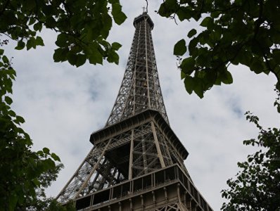 Эйфелева башня погасит огни в память о жертвах обстрела автобуса в Египте