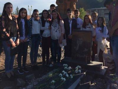 Graduates of school attended by late Armenian soldier attend his tomb (PHOTOS)