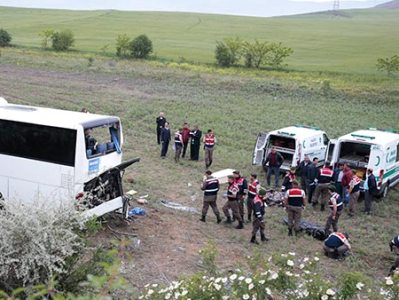 В Турции межгородской автобус упал в ущелье